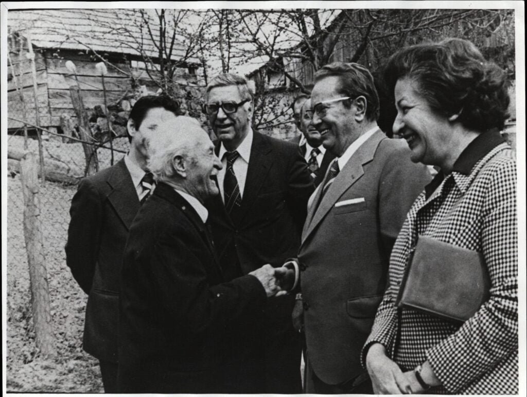 YUGOSLAVIA Josip Broz Tito with citizens / press photo / 180 x 240 mm / vintage photo